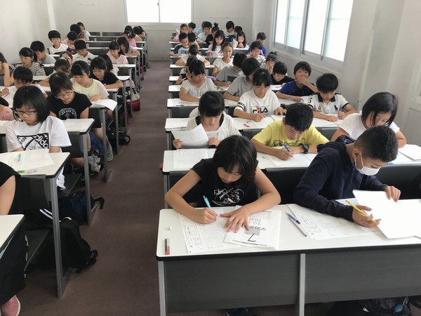 テストを受ける小学生の様子