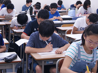 教室で授業を受けている生徒の写真