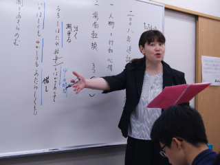 中川先生が白板前で授業を行っている写真
