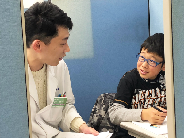 授業中の生徒と講師の様子