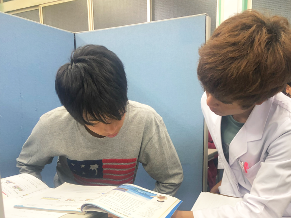授業中の生徒と講師の様子
