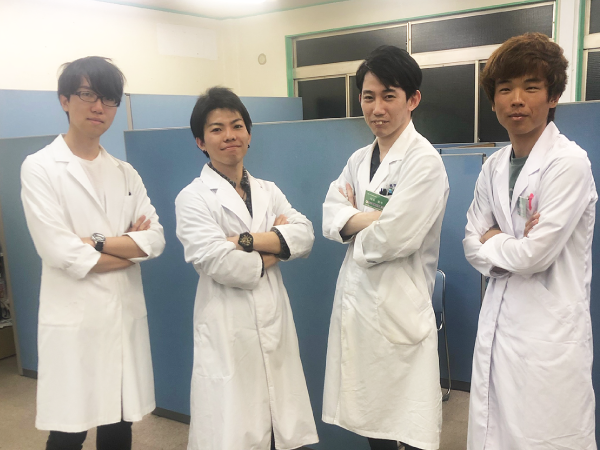 男性講師4名の写真