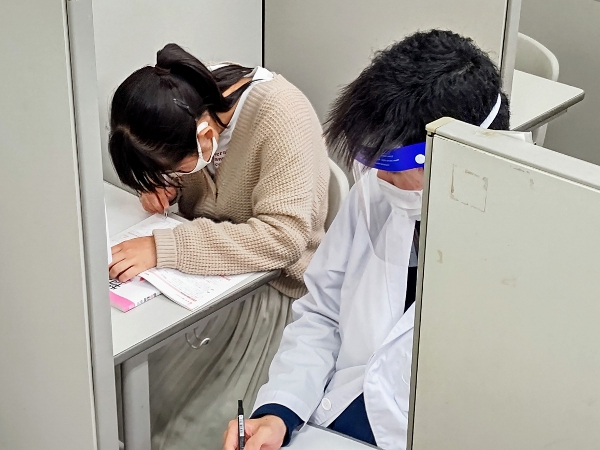 授業中の生徒と講師の様子