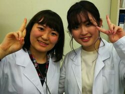 理系科目担当の女性講師2名の写真