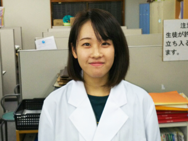 文系科目担当の女性講師の写真