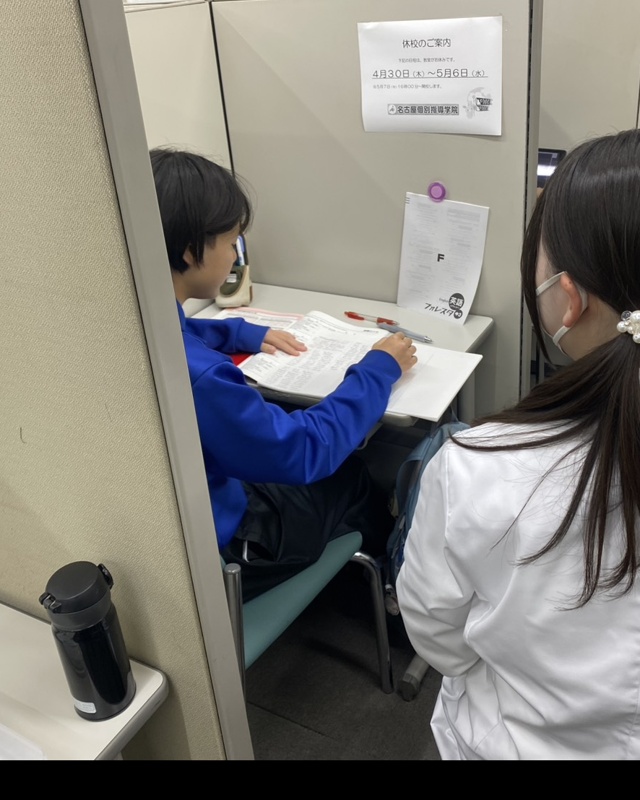 授業中の生徒と講師の様子