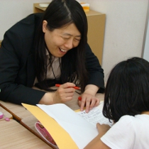 先生が質問対応をしている様子