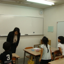 先生と生徒たちが挨拶をしている様子