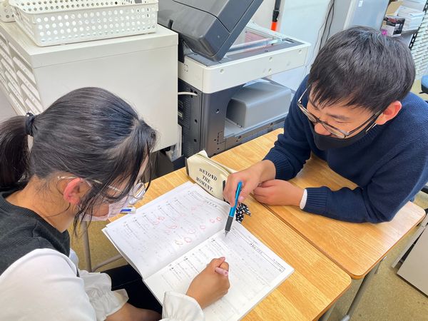 個別質問に答える先生の様子